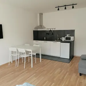 https://brand-new-studio-apartment-21-with-free-secure-parking.praguehotelsweb.com
